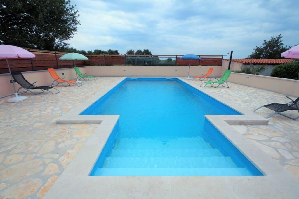 Sunny Apartment With Pool Šišan Extérieur photo